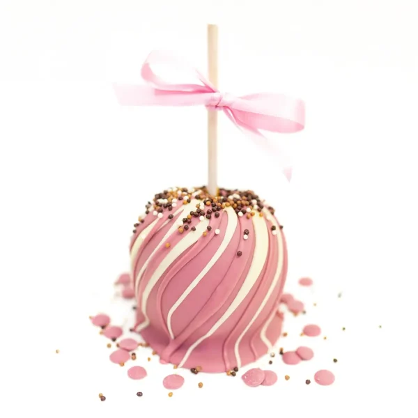 Karamelové jabĺčko v ruby čokoláde s Crisp Pearls